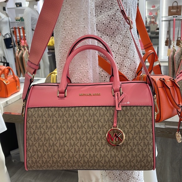 Michael Kors med Duffle Travel - Leather/Coated
35S2GTFU2B
Tea Rose
MD DUFFLE - Picture 3 of 16